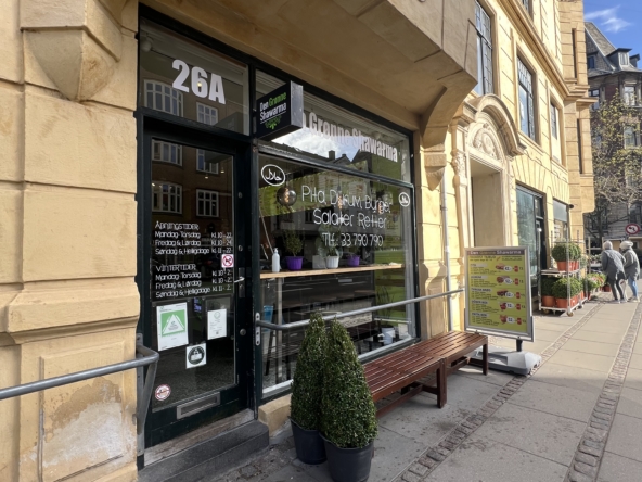 Facade af Den Grønne Shawarma på Frederiksberg, strategisk beliggenhed nær centrum