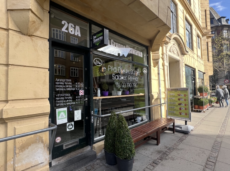 Facade af Den Grønne Shawarma på Frederiksberg, strategisk beliggenhed nær centrum