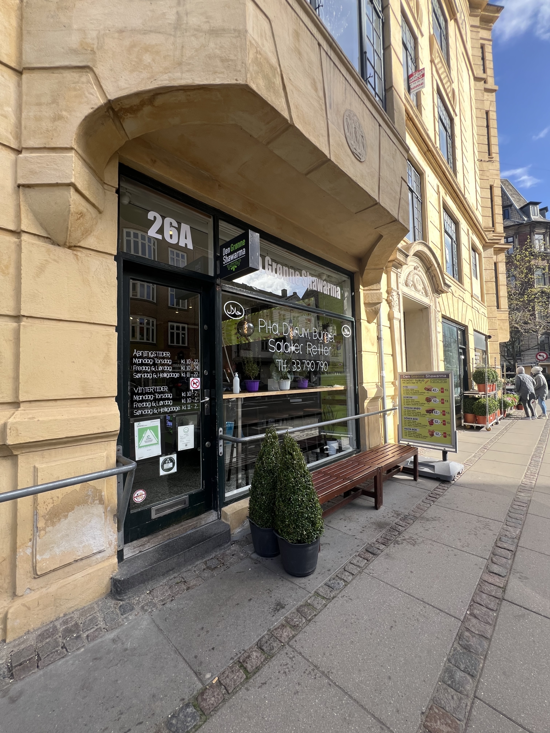 Facade af Den Grønne Shawarma på Frederiksberg, strategisk beliggenhed nær centrum