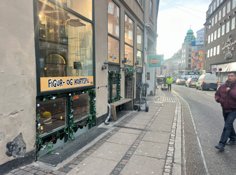 Facade af El Dorado bar i København med farverige dekorationer og synlig gadeskiltning.