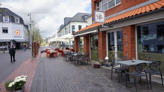 Café Aas' udendørs siddeområde langs den travle gågade i Holstebro