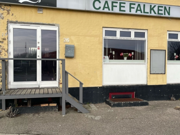 Indgangen til Café Falken på Gl. Ringstedvej 26 i Holbæk, der viser caféens facade og skiltning.