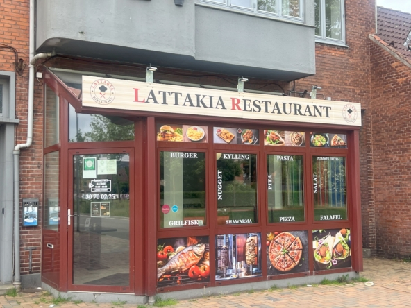 Interiør af Lattakia Pizzeria i Odense med moderne indretning og kunder nyder mad