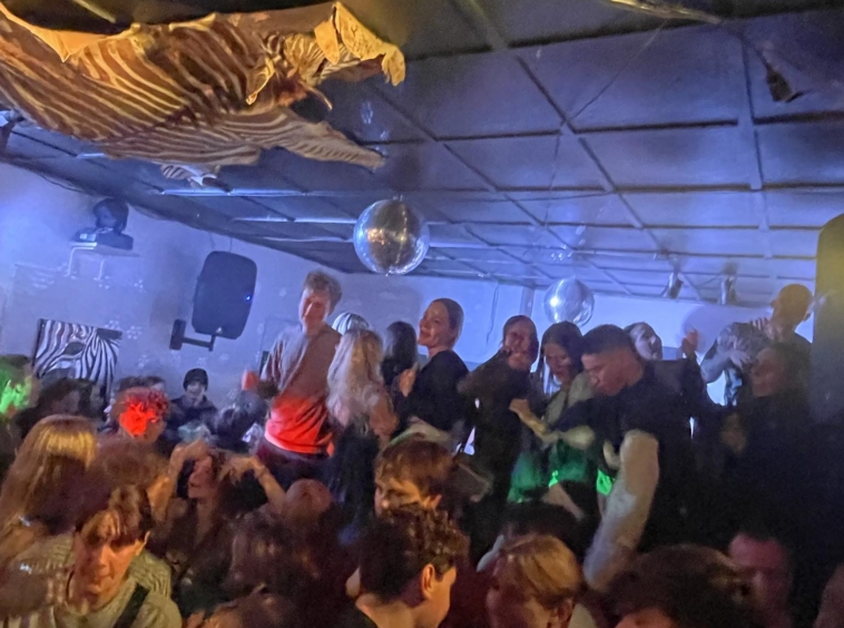 Indendørs fest på Zebra Bar med gæster og dans