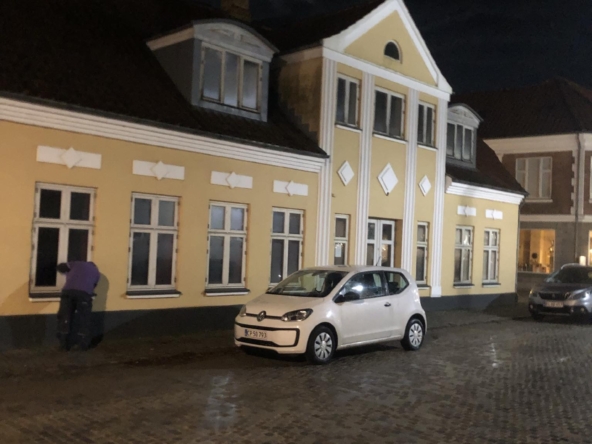 Zebra Bar Nykøbing Mors facade om natten under fuldmåne
