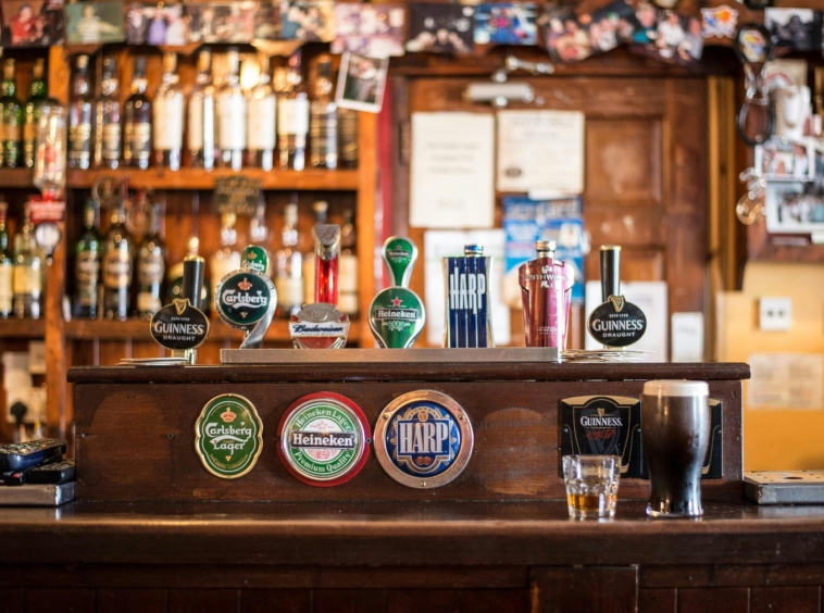 Klassisk barindretning med Guinness og andre internationale øl på tap.