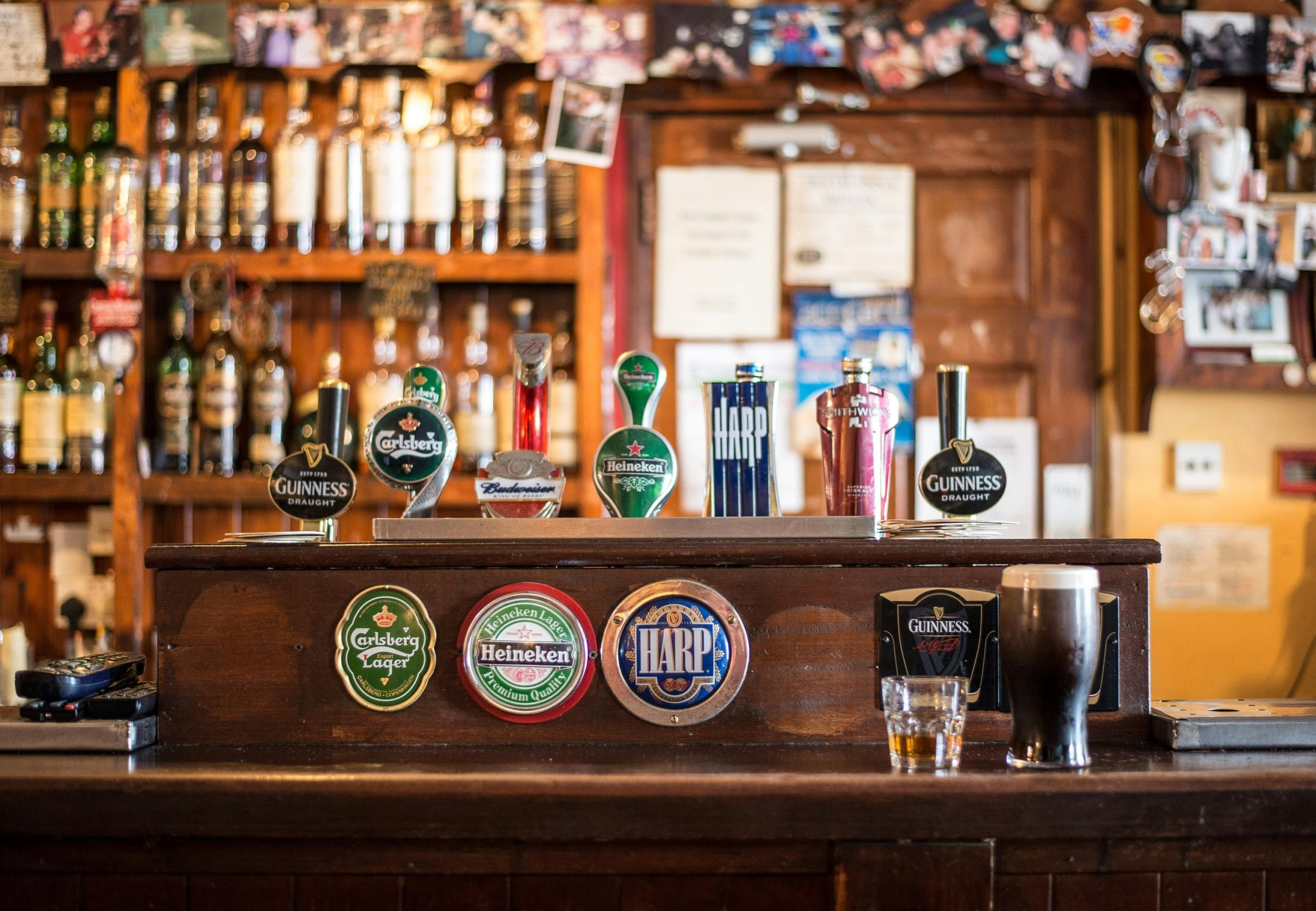 Klassisk barindretning med Guinness og andre internationale øl på tap.