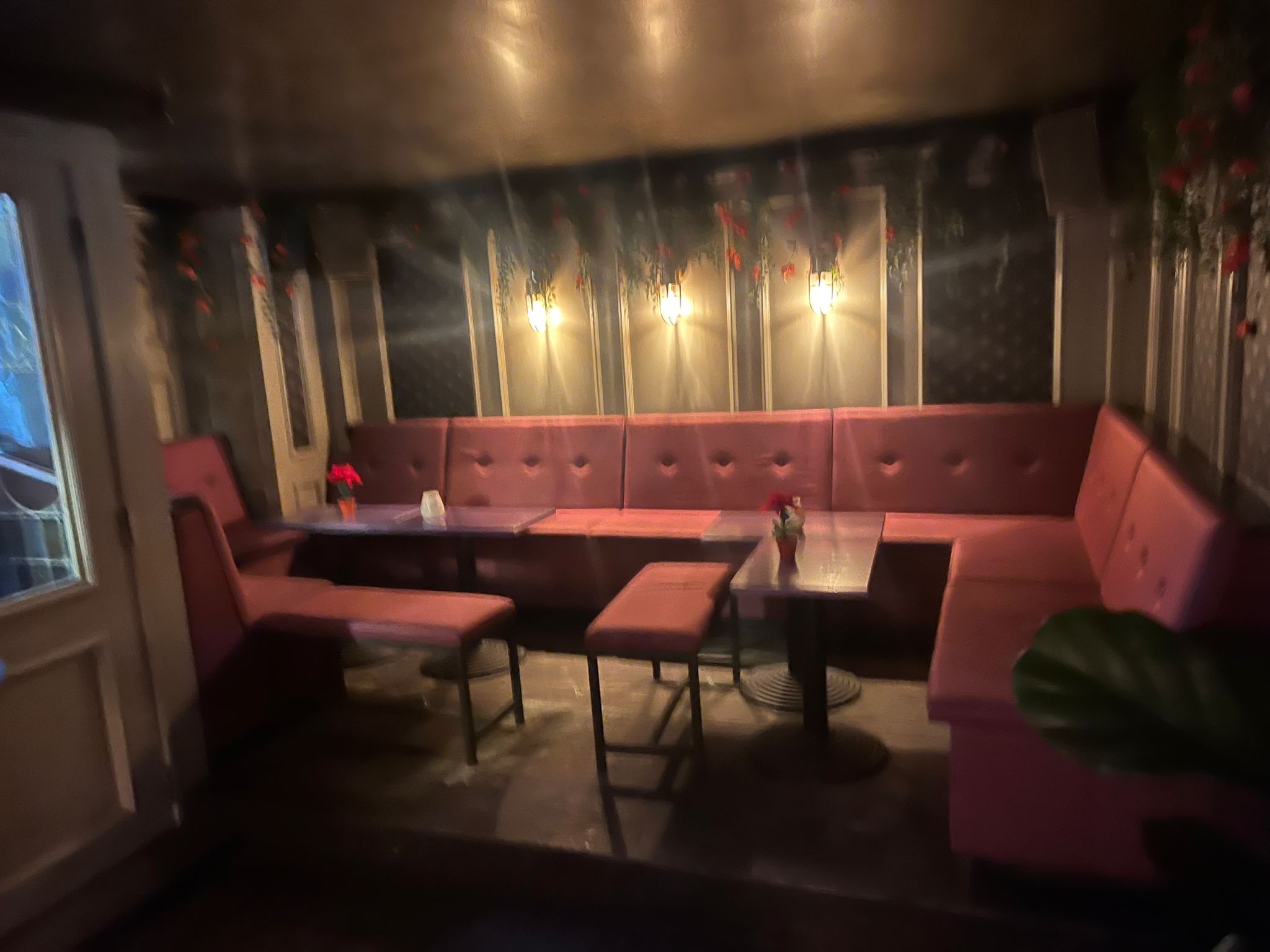 Privat sektion i Bæst Cocktailbar med bløde sofaer