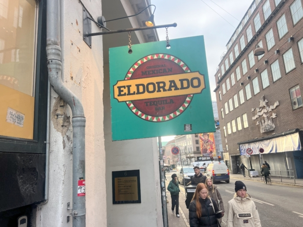 Indgangen til Eldorado Bar, med sit karakteristiske skilt og farverige dekorationer.