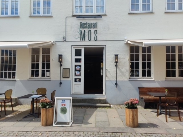 Facade af Restaurant MOS i Helsingør med udendørs siddepladser