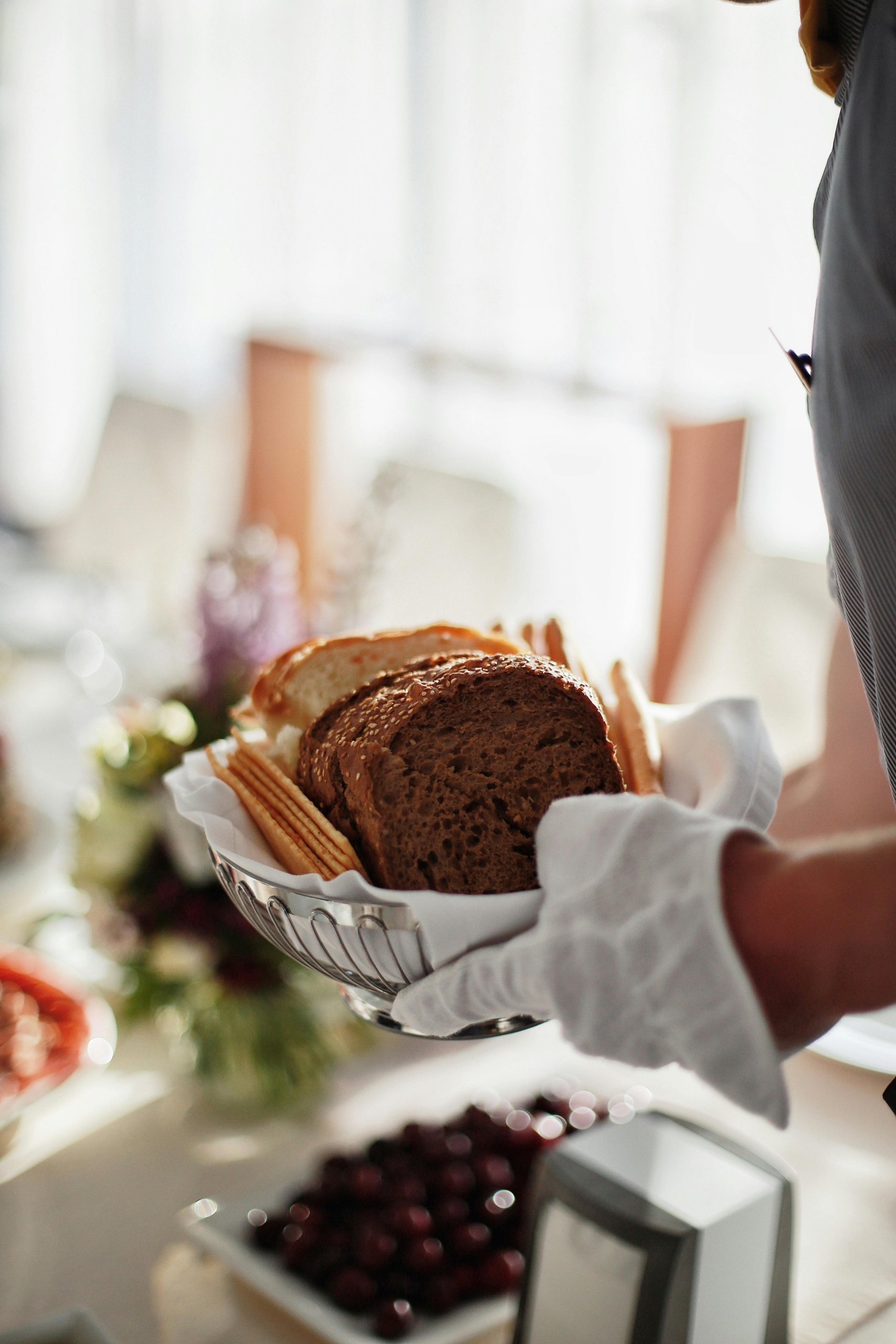 Servering af friskt brød i en frokostrestaurant til salg