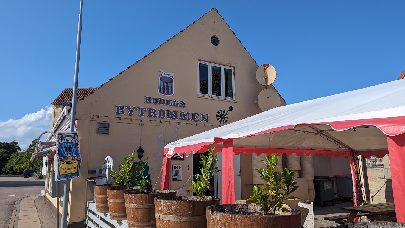 Facade af Bytrommen Bodega med udendørs siddepladser under telt i Nykøbing Sjælland