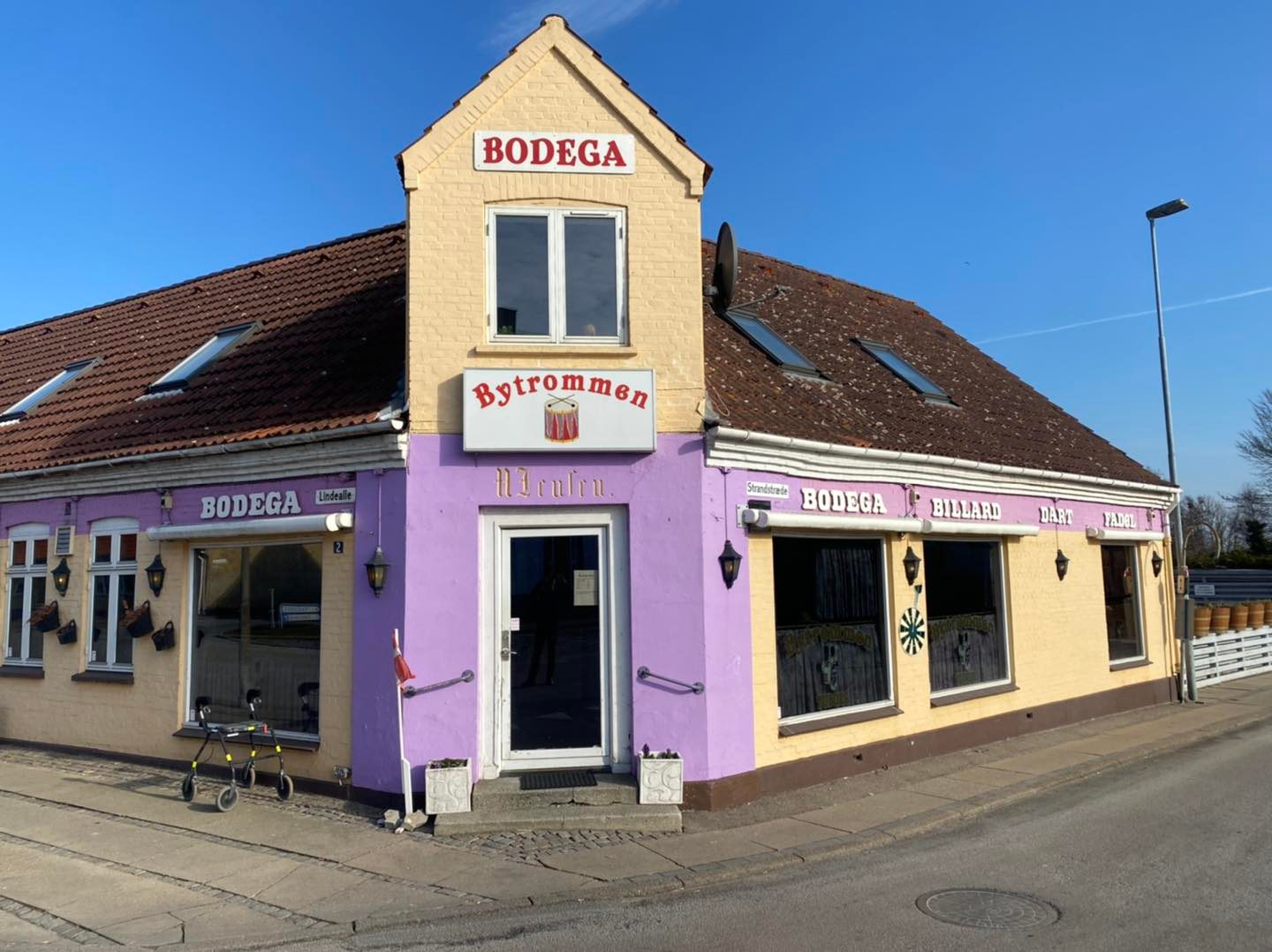 Bytrommen Bodega med skilt og udendørsfacade i Nykøbing Sjælland